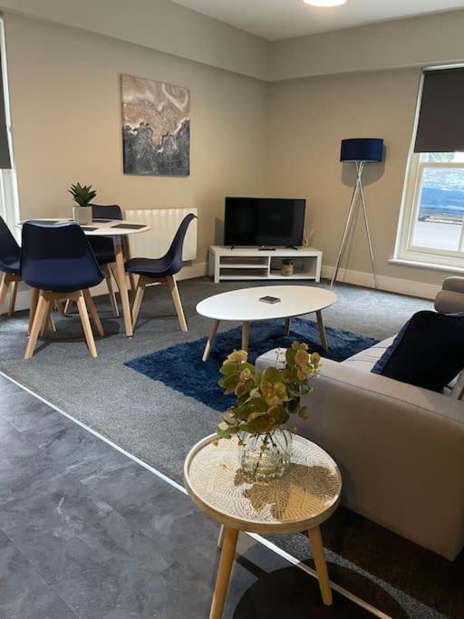 Willow House - 2bedroom Townhouse With Free Parking In Town Centre!! By Shortstays4u
